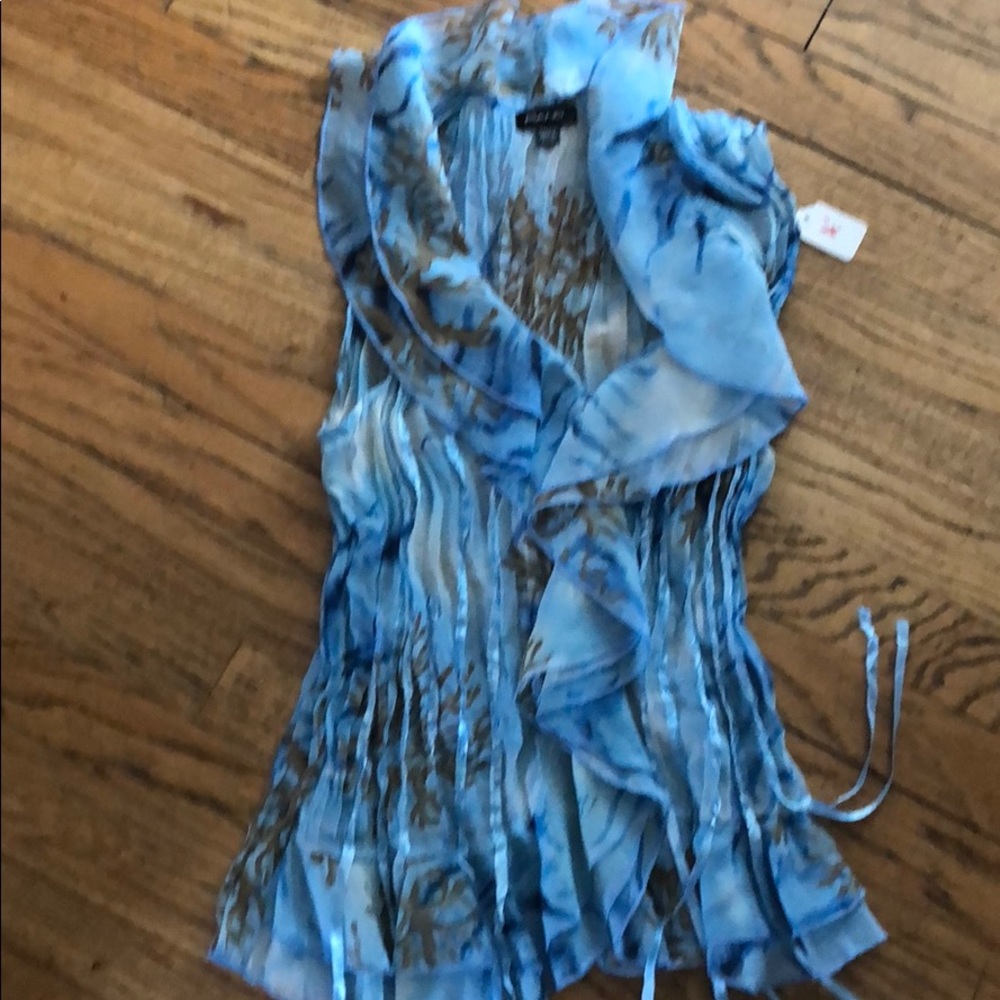 Very cute like new shirt size small very cute